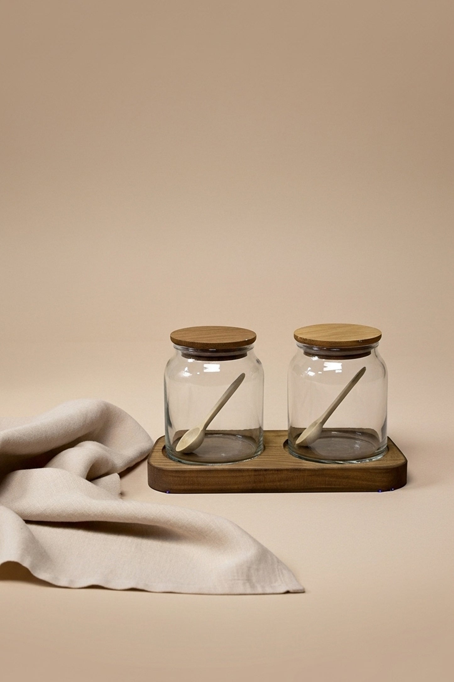 Ahşap Kapaklı Şeffaf Cam Tuz ve Karabiber Kavanozu Seti – Ahşap Standlı 2'li Set / 250 ml