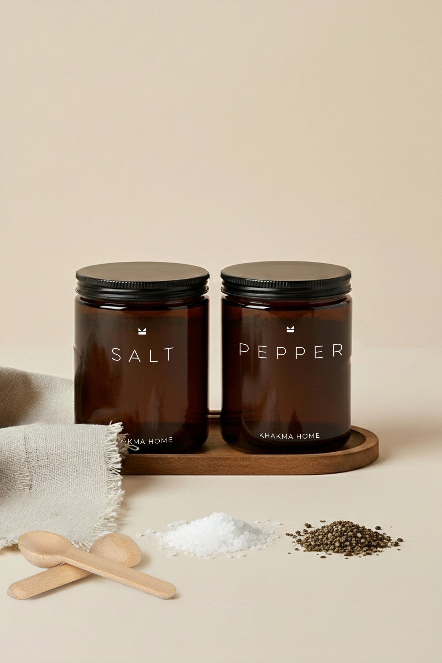 Ahşap Standlı Amber Cam Tuz ve Karabiber Kavanozu Seti – Salt & Pepper Yazılı – 2'li Set / 250 ml