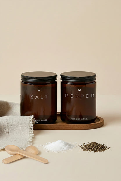Ahşap Standlı Amber Cam Tuz ve Karabiber Kavanozu Seti – Salt & Pepper Yazılı – 2'li Set / 250 ml