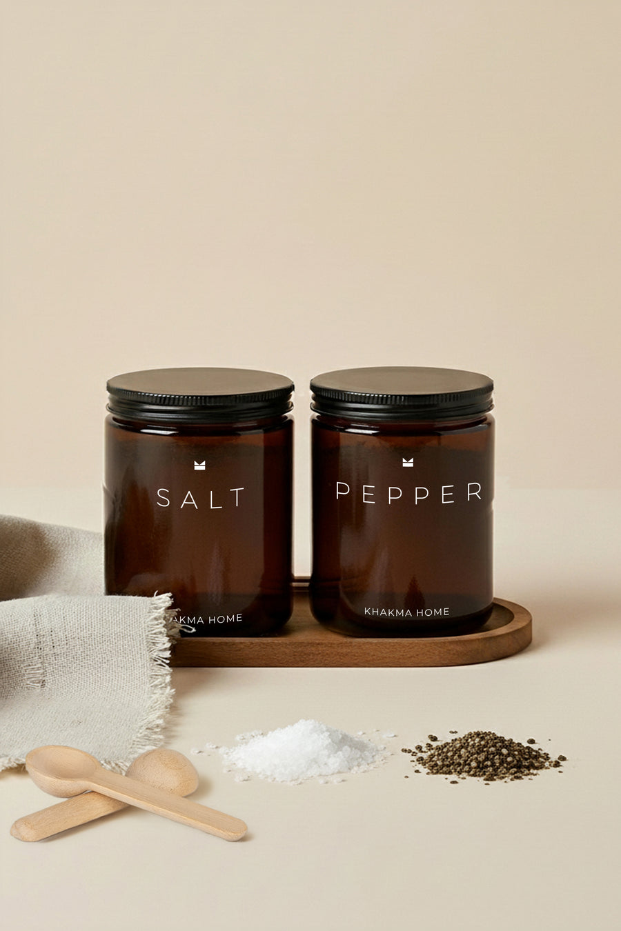 Ahşap Standlı Amber Cam Tuz ve Karabiber Kavanozu Seti – Salt & Pepper Yazılı – 2'li Set / 250 ml
