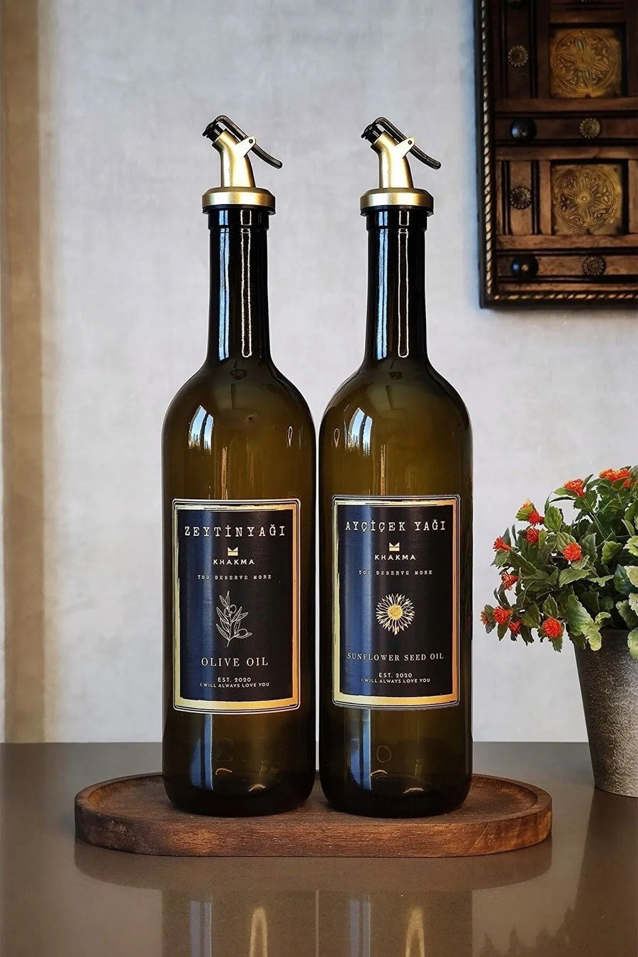 Ahşap Standlı Amber Cam 2'li Yağdanlık Seti – 750 ml Siyah Gold Kapaklı