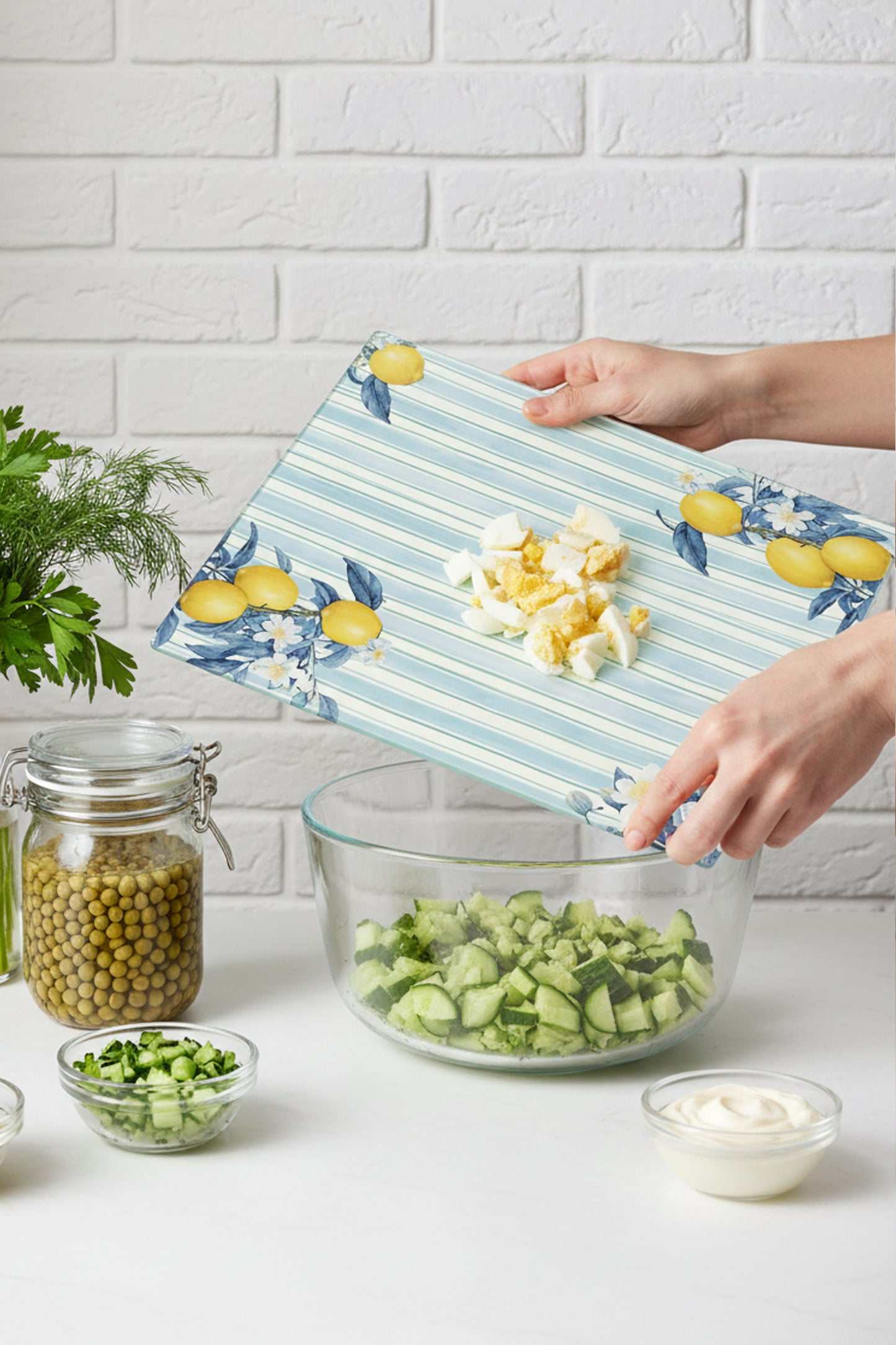 LemonStripe Cam Kesme Tahtası – 25x35 cm | Çizgili Mavi Arka Plan Limon Çiçek Desenli | Temperli Cam