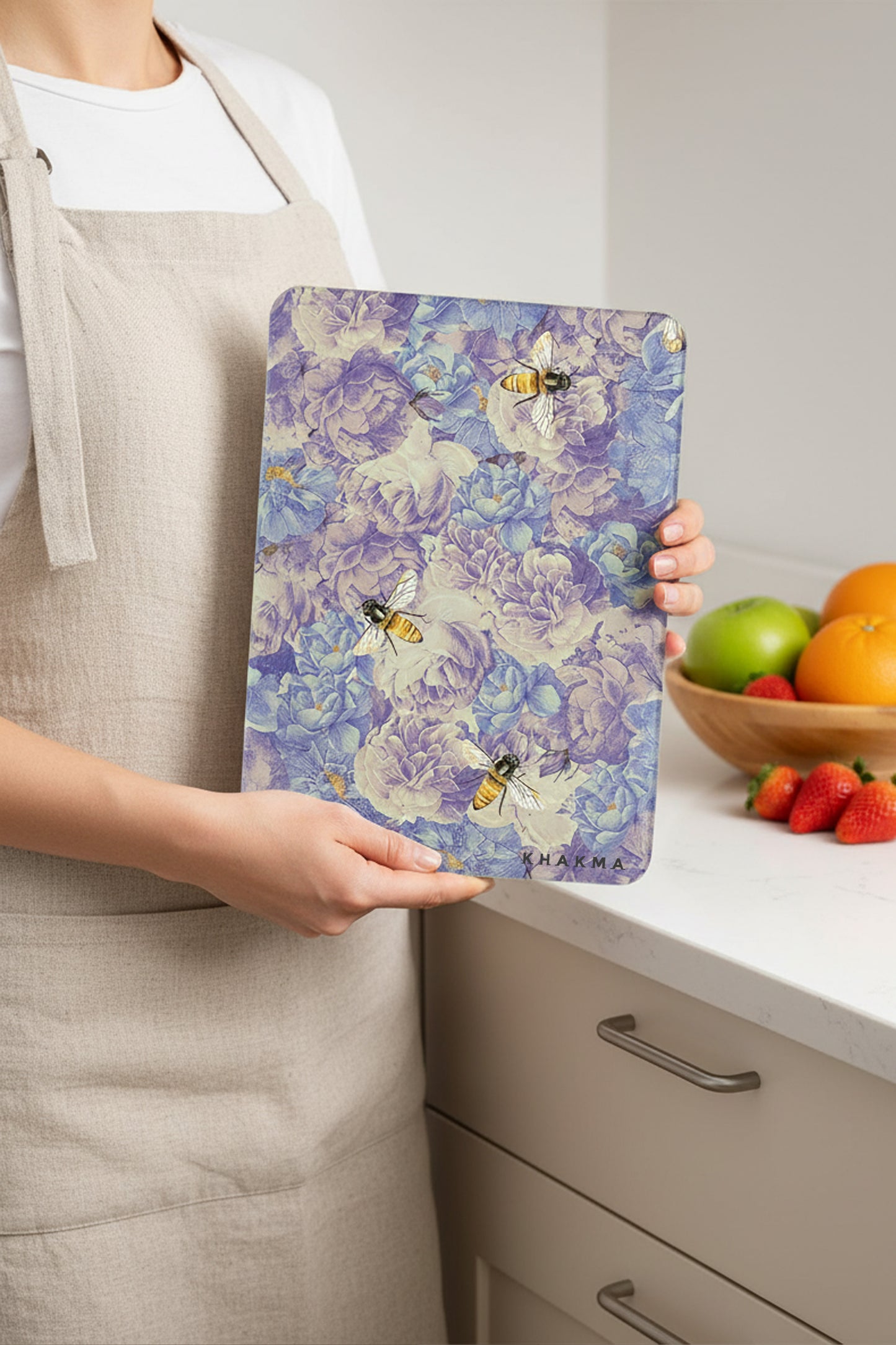 VioletGarden Cam Kesme Tahtası – 25x35 cm | Mor Çiçek Desenli | Arılı Tasarım |Temperli Cam