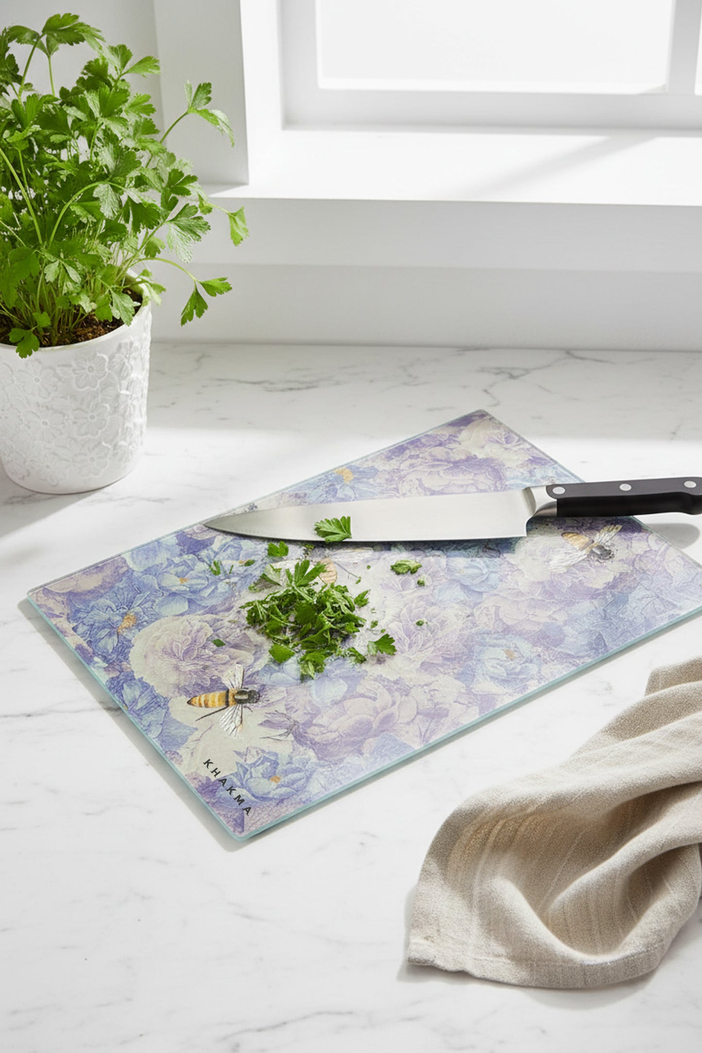 VioletGarden Cam Kesme Tahtası – 25x35 cm | Mor Çiçek Desenli | Arılı Tasarım |Temperli Cam