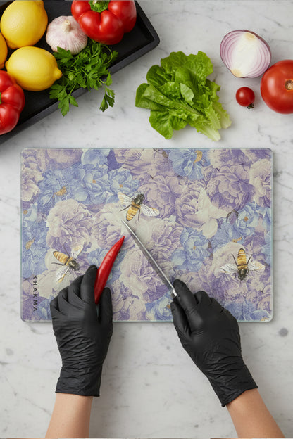 VioletGarden Cam Kesme Tahtası – 25x35 cm | Mor Çiçek Desenli | Arılı Tasarım |Temperli Cam