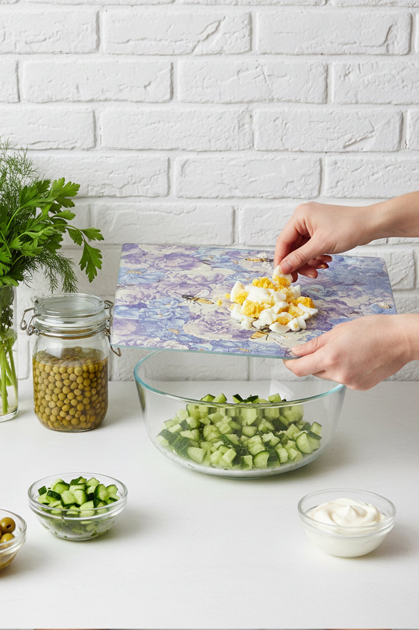 VioletGarden Cam Kesme Tahtası – 25x35 cm | Mor Çiçek Desenli | Arılı Tasarım |Temperli Cam