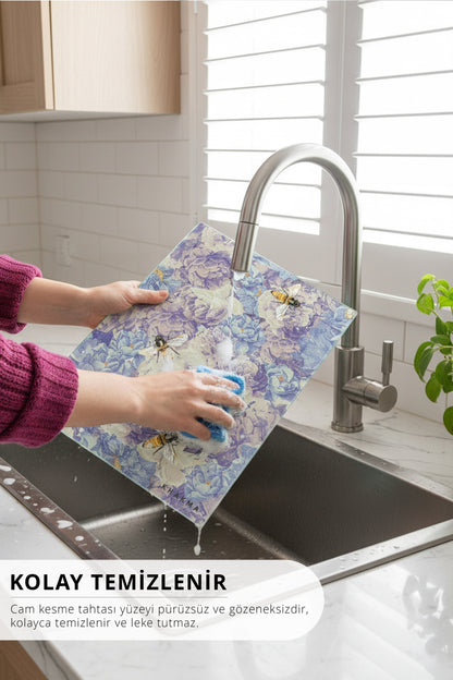 VioletGarden Cam Kesme Tahtası – 25x35 cm | Mor Çiçek Desenli | Arılı Tasarım |Temperli Cam