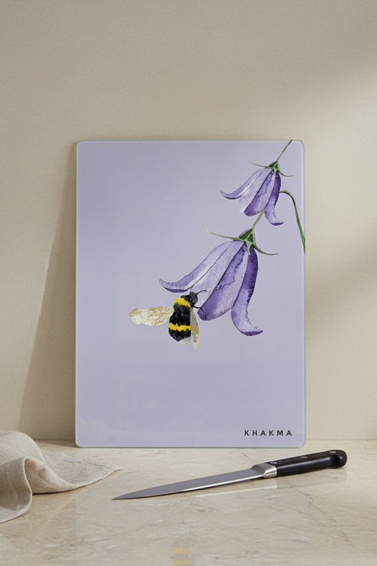 BeeBlossom Cam Kesme Tahtası – 25x35 cm | Minimal Arı & Çiçek Desenli | Temperli Cam