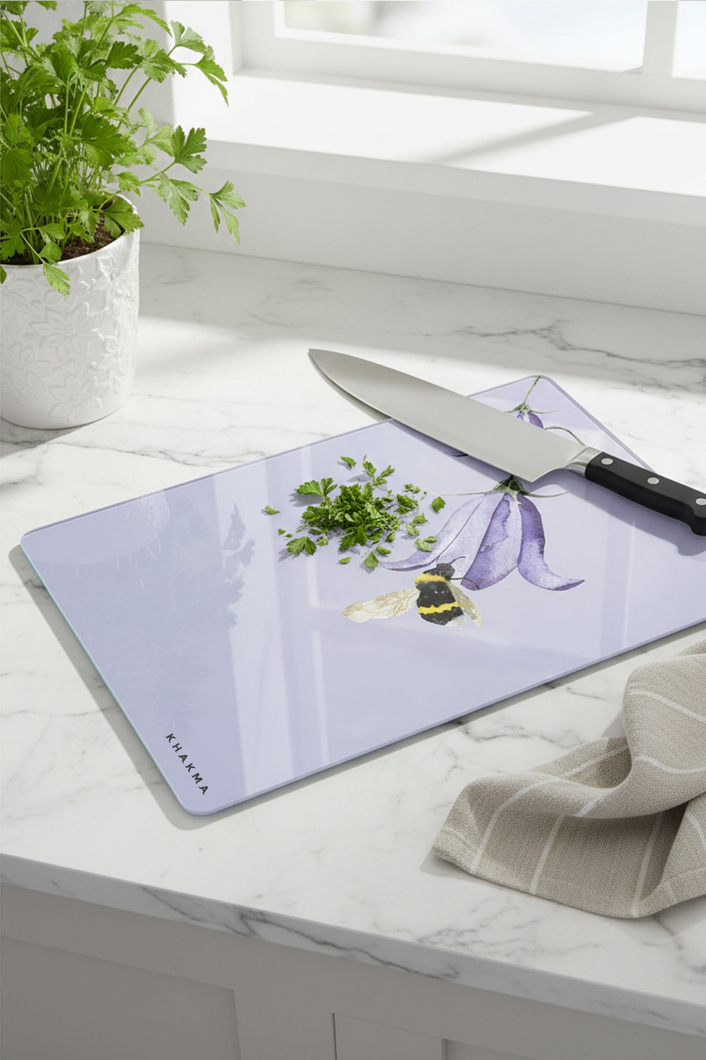 BeeBlossom Cam Kesme Tahtası – 25x35 cm | Minimal Arı & Çiçek Desenli | Temperli Cam