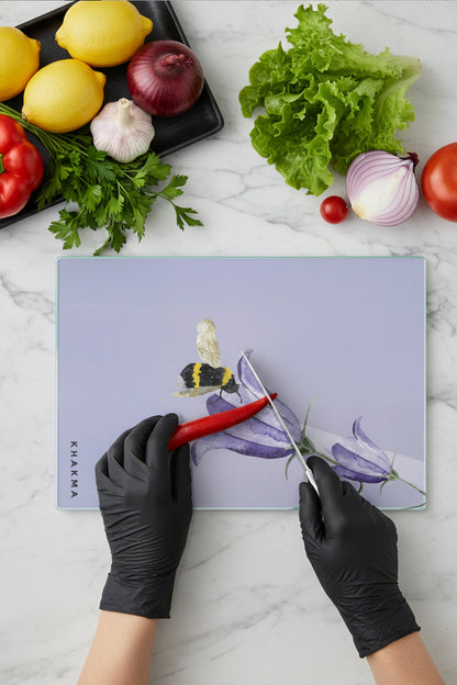 BeeBlossom Cam Kesme Tahtası – 25x35 cm | Minimal Arı & Çiçek Desenli | Temperli Cam