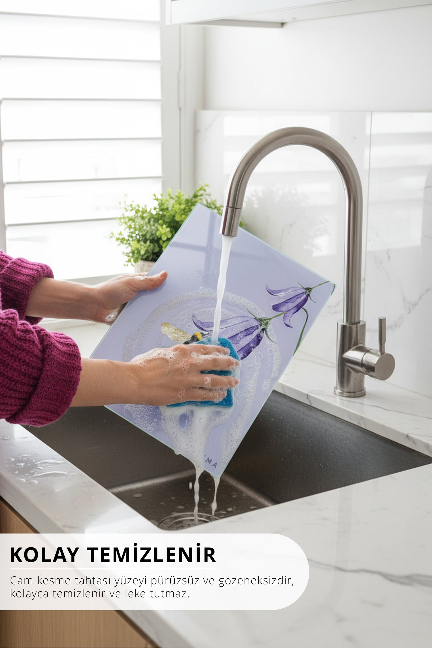 BeeBlossom Cam Kesme Tahtası – 25x35 cm | Minimal Arı & Çiçek Desenli | Temperli Cam