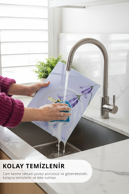 BeeBlossom Cam Kesme Tahtası – 25x35 cm | Minimal Arı & Çiçek Desenli | Temperli Cam