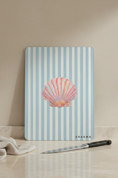 SeaShell Breeze Cam Kesme Tahtası – 25x35 cm | Deniz Kabuklu | Mavi Çizgili Tasarım | Temperli Cam