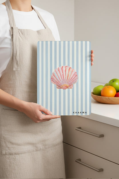 SeaShell Breeze Cam Kesme Tahtası – 25x35 cm | Deniz Kabuklu | Mavi Çizgili Tasarım | Temperli Cam