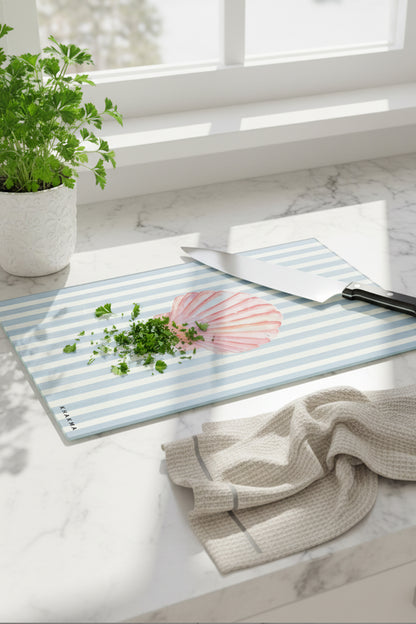 SeaShell Breeze Cam Kesme Tahtası – 25x35 cm | Deniz Kabuklu | Mavi Çizgili Tasarım | Temperli Cam