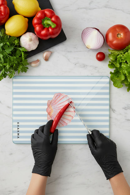 SeaShell Breeze Cam Kesme Tahtası – 25x35 cm | Deniz Kabuklu | Mavi Çizgili Tasarım | Temperli Cam