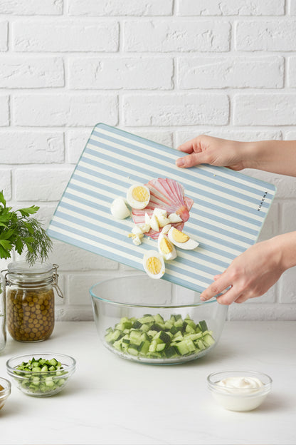 SeaShell Breeze Cam Kesme Tahtası – 25x35 cm | Deniz Kabuklu | Mavi Çizgili Tasarım | Temperli Cam