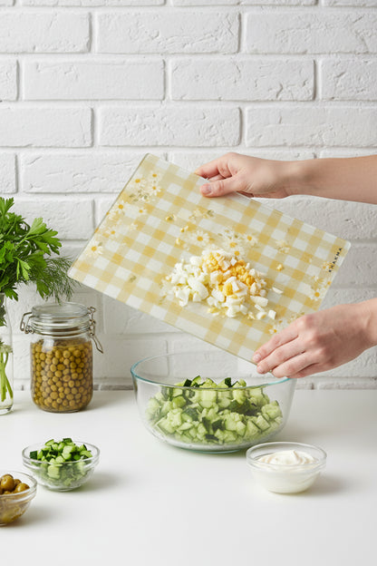 FloralMood Cam Kesme Tahtası – 25x35 cm | Sarı Ekose & Papatya Desenli | Temperli Cam