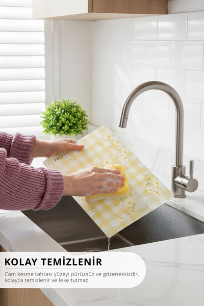 FloralMood Cam Kesme Tahtası – 25x35 cm | Sarı Ekose & Papatya Desenli | Temperli Cam