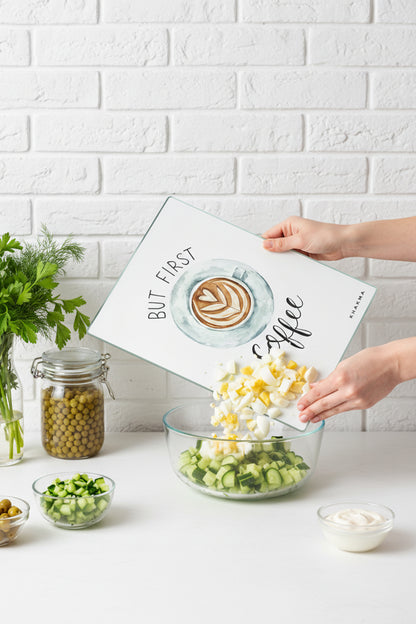 CoffeeMood Cam Kesme Tahtası – 25x35 cm | "But First Coffee" Tasarımlı Temperli Cam