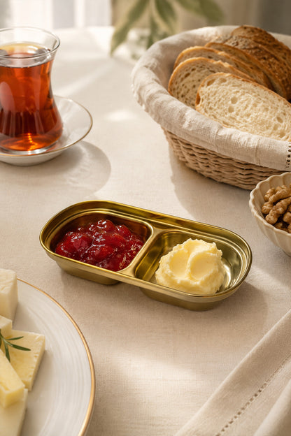 Kahvaltı sofrasında reçel ve tereyağı dolu altın renkli 2 bölmeli paslanmaz çelik sunum kabı