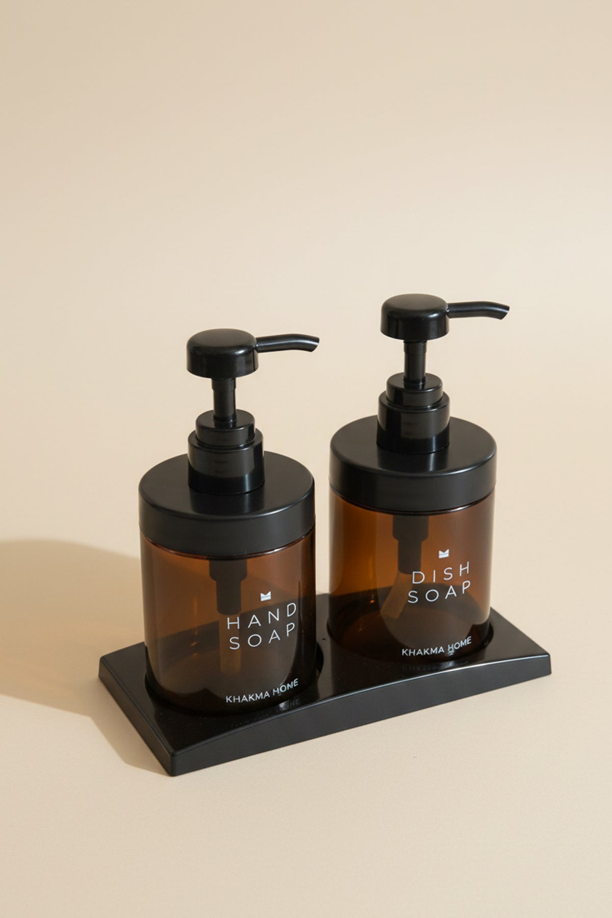 Siyah sabunluk standında amber hand soap ve dish soap şişeleri