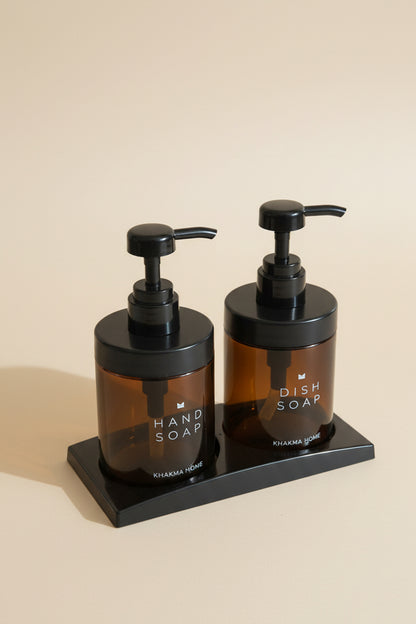 Siyah sabunluk standında amber hand soap ve dish soap şişeleri