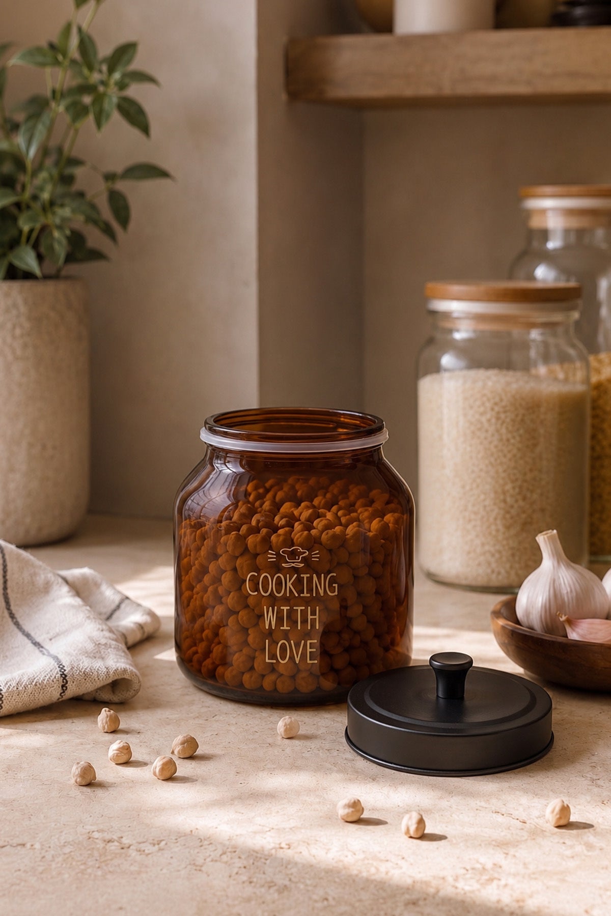 Nohutla dolu 2 litre amber cam kavanoz, arka planda cam erzak kavanozları