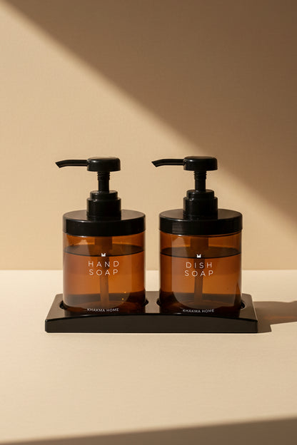 Siyah stand üzerinde Hand Soap ve Dish Soap baskılı 2'li amber cam sabunluk seti
