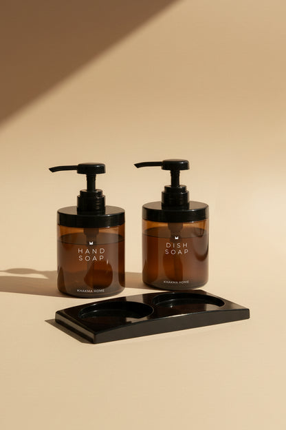 Amber cam pompalı iki şişe ve önünde boş siyah stand
