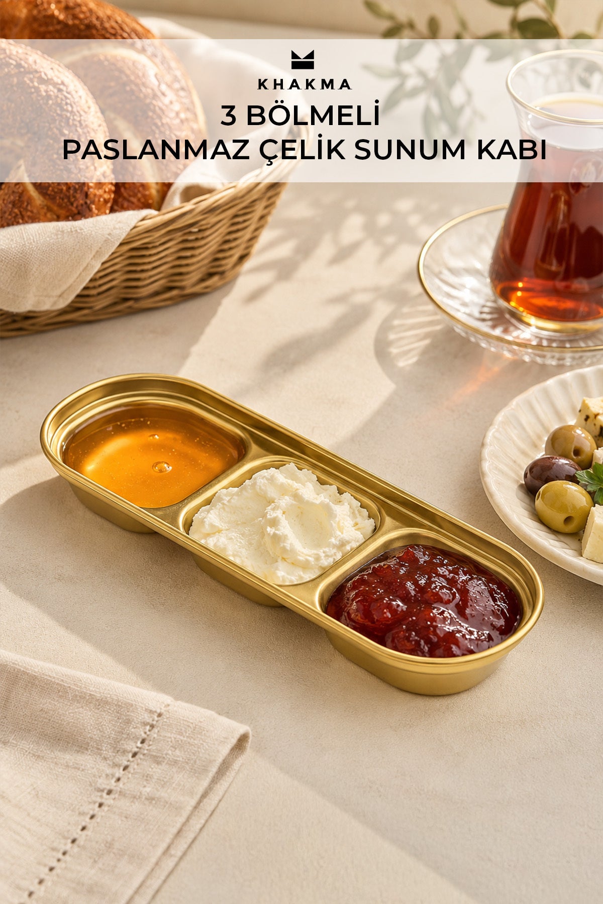 Altın renkli 3 bölmeli paslanmaz çelik sunum kabında bal, kaymak ve reçel