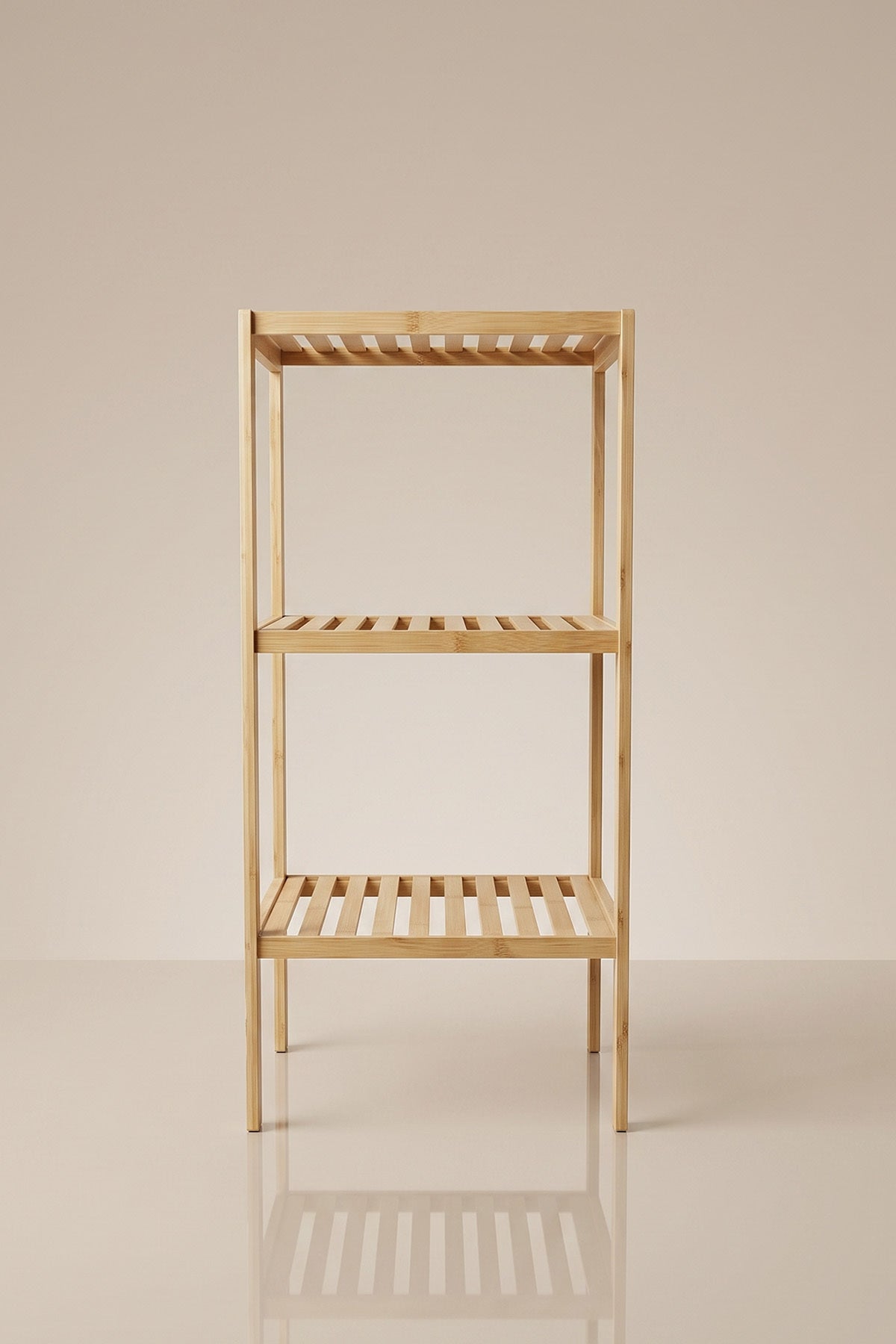 Doğal bambu 3 katlı raf ünitesinin önden tam boy görünümü