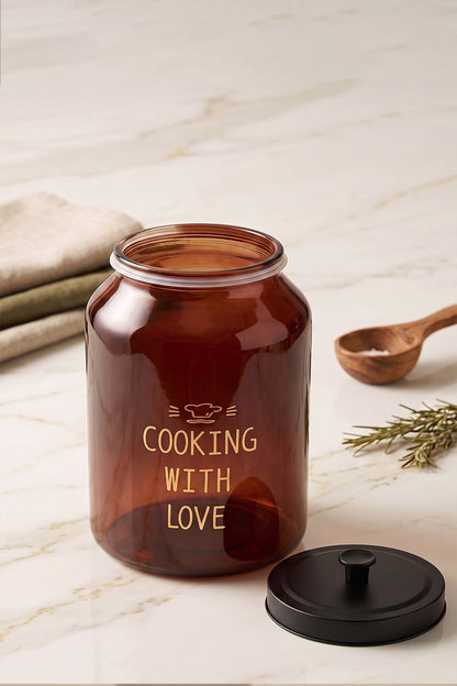 Kapağı açık Cooking With Love baskılı amber cam kavanoz mermer tezgâhta