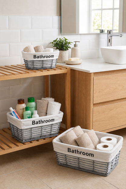 Banyo tezgahı ve rafında havlu ve bakım ürünleriyle dolu gri sepetler