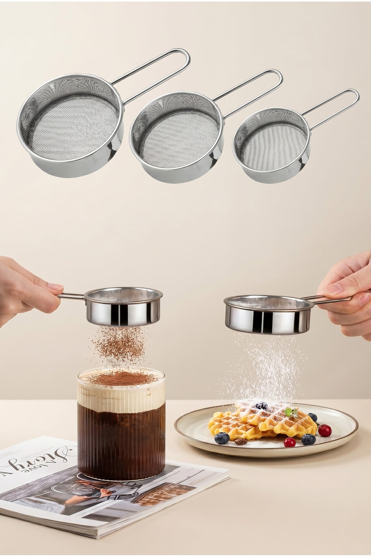Mini süzgeçlerle kahve üstüne kakao ve waffle üzerine pudra şekeri serpme