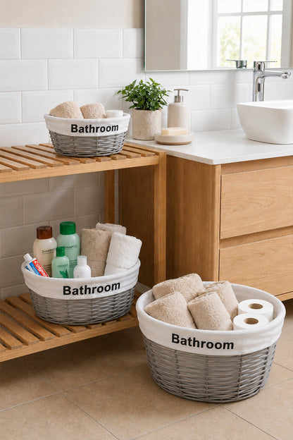 Banyo rafında ve zeminde havlu, tuvalet kağıdı ve şampuan dolu gri sepetler