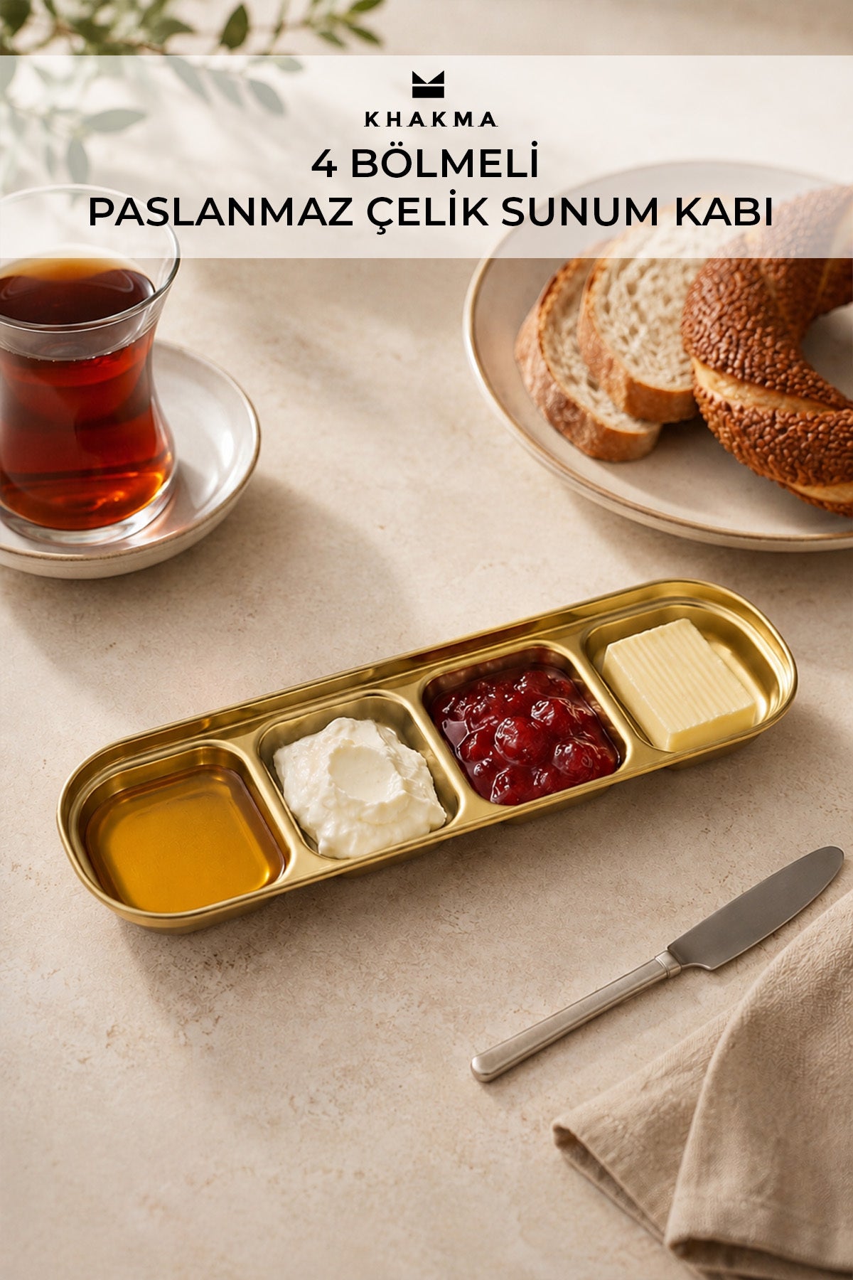 Çay ve simit eşliğinde bal, krem peynir, reçel ve tereyağı sunulan altın sunum kabı