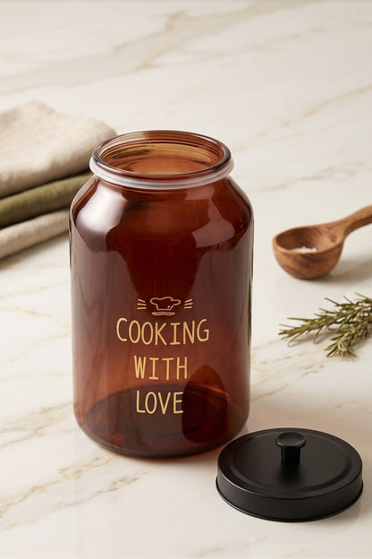 Mermer tezgâhta kapağı yanında duran boş 4 litre amber cam saklama kavanozu