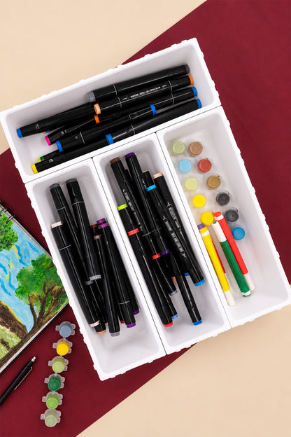 Kalem, keçeli kalem ve suluboyaları düzenleyen beyaz modüler organizer kutular