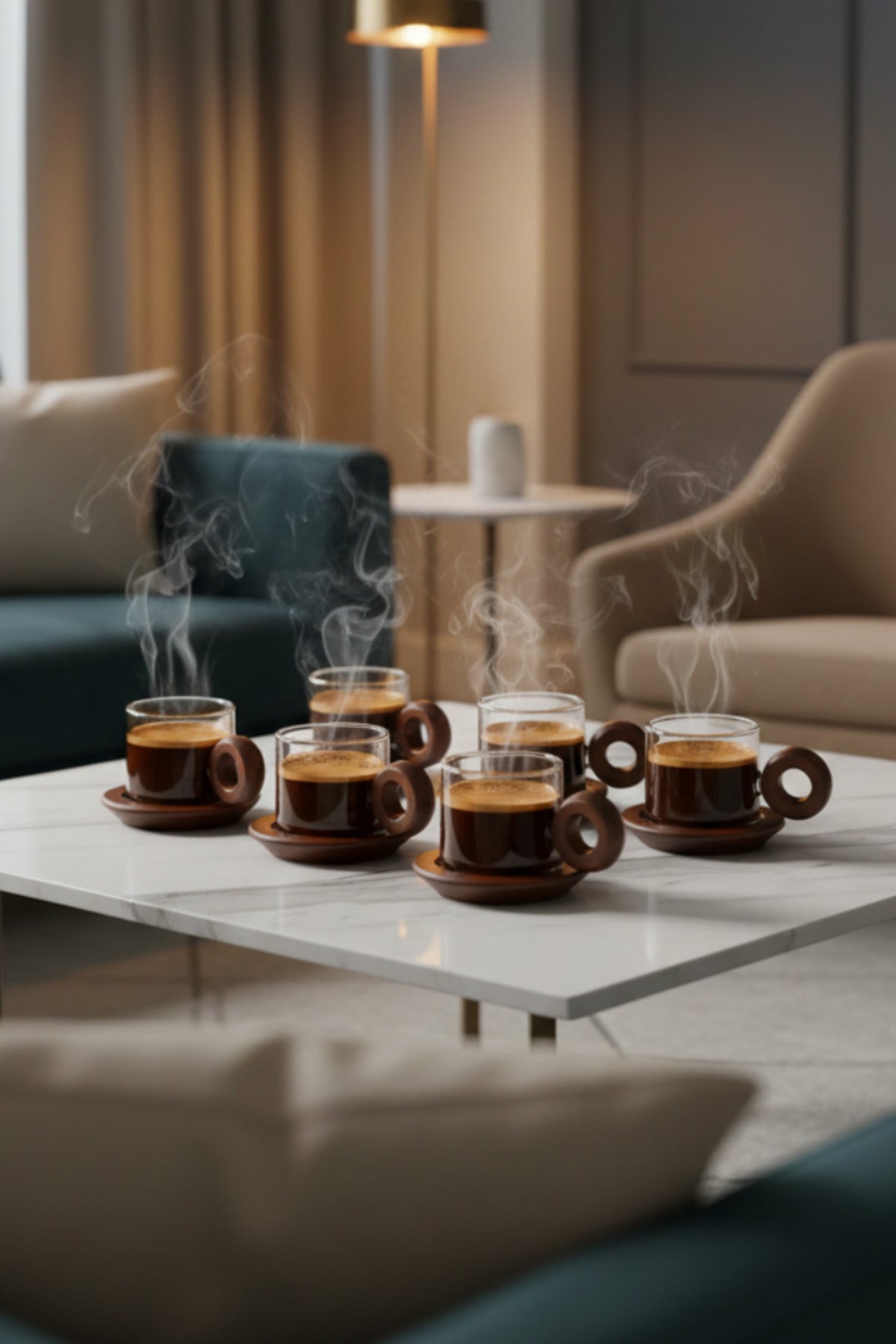 Oturma odasında dumanı tüten Türk kahvesiyle dolu akasya kulplu cam fincanlar