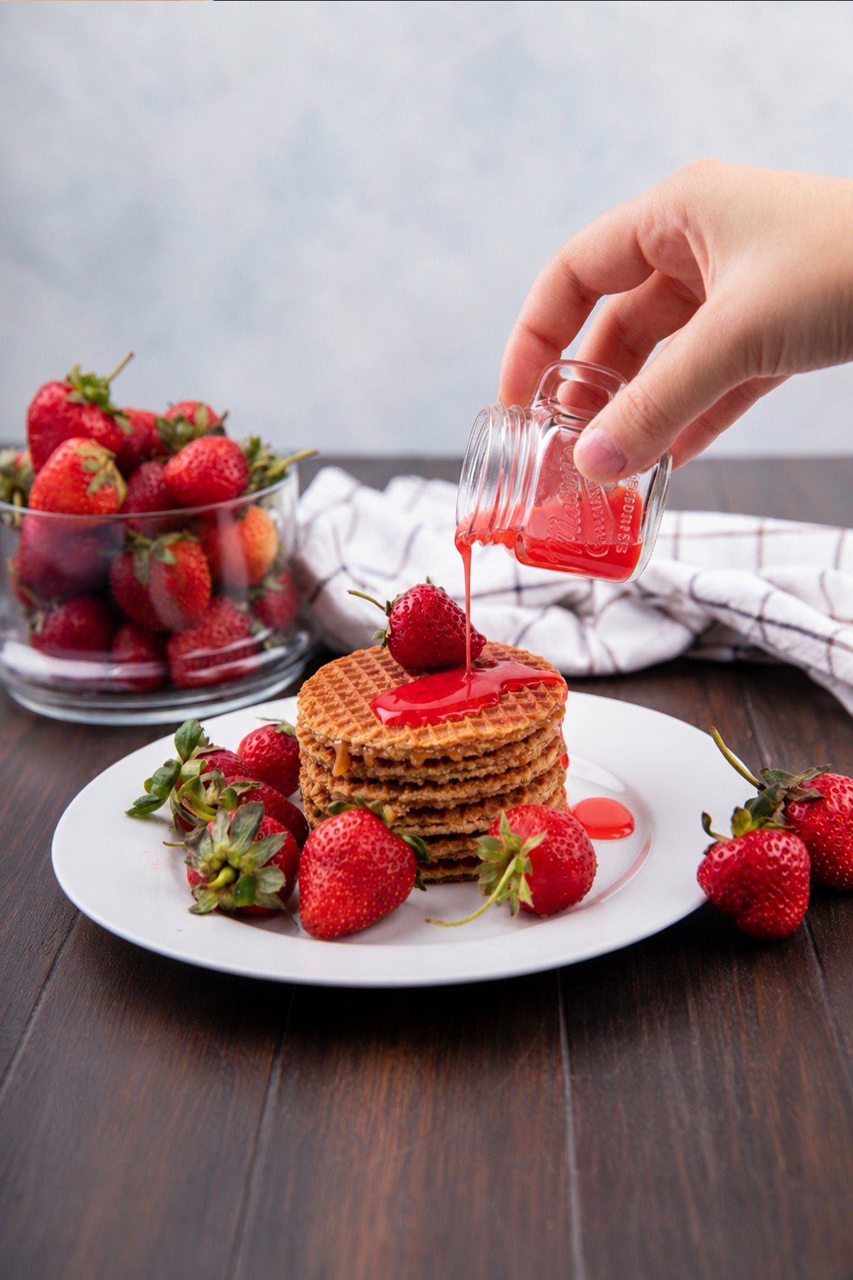 Çilek sosu dökülen kulplu mini cam sosluk ve waffle tabağı
