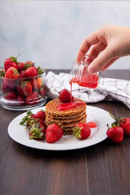 Çilek sosu dökülen kulplu mini cam sosluk ve waffle tabağı