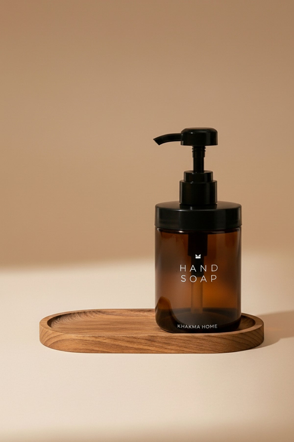 Oval ahşap stand üzerinde Hand Soap yazılı 250 ml amber cam sabunluk