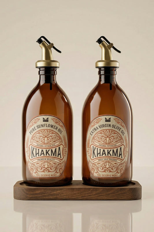 Koyu ahşap stand üzerinde gold başlıklı 2'li 500 ml amber cam yağdanlık seti