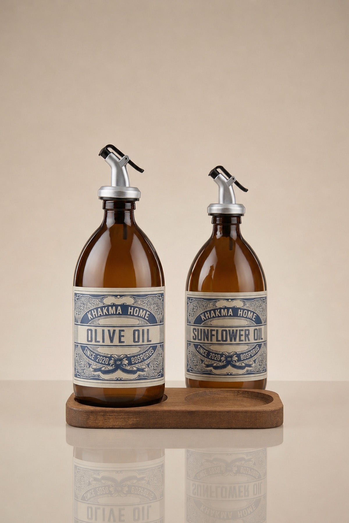 Olive Oil ve Sunflower Oil etiketli 500 ml amber cam şişeler ahşap standda, yandan açı