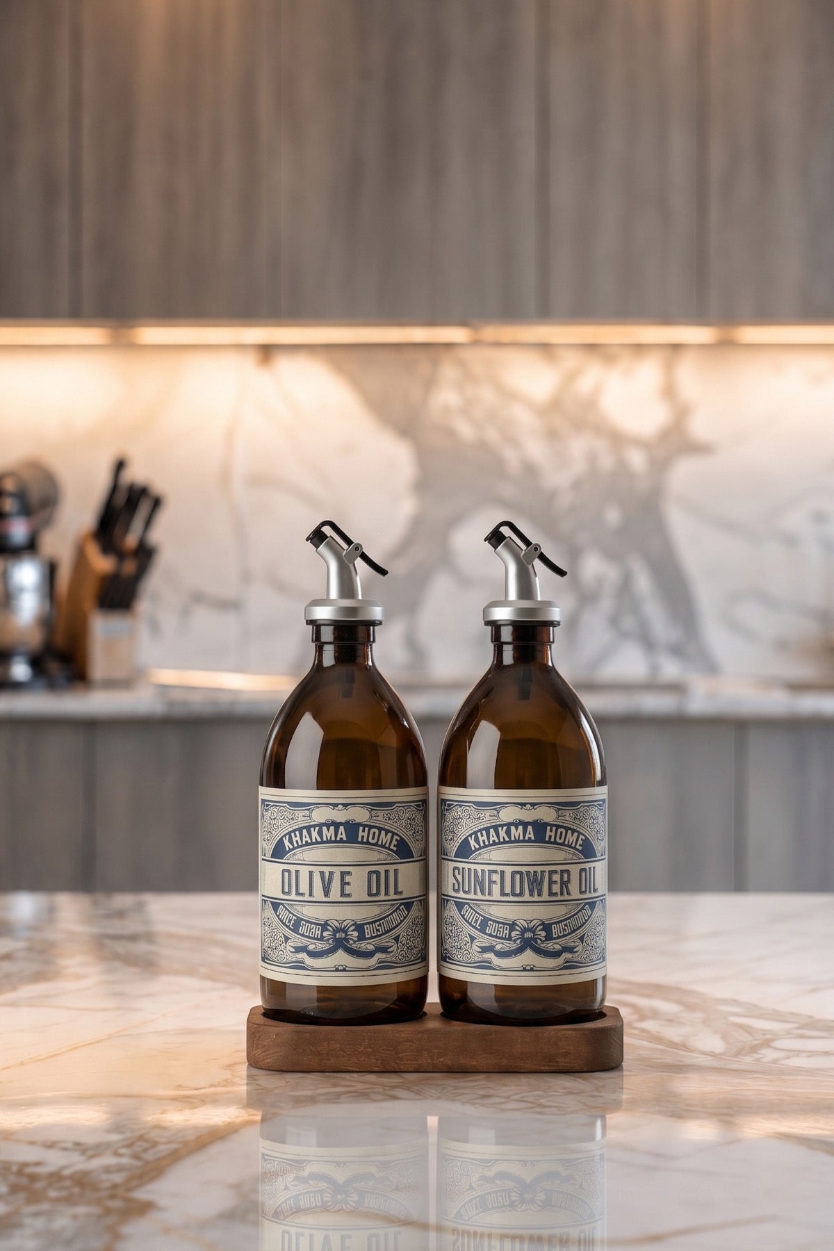 Mermer tezgâhlı modern mutfakta ahşap standlı 2'li amber yağdanlık