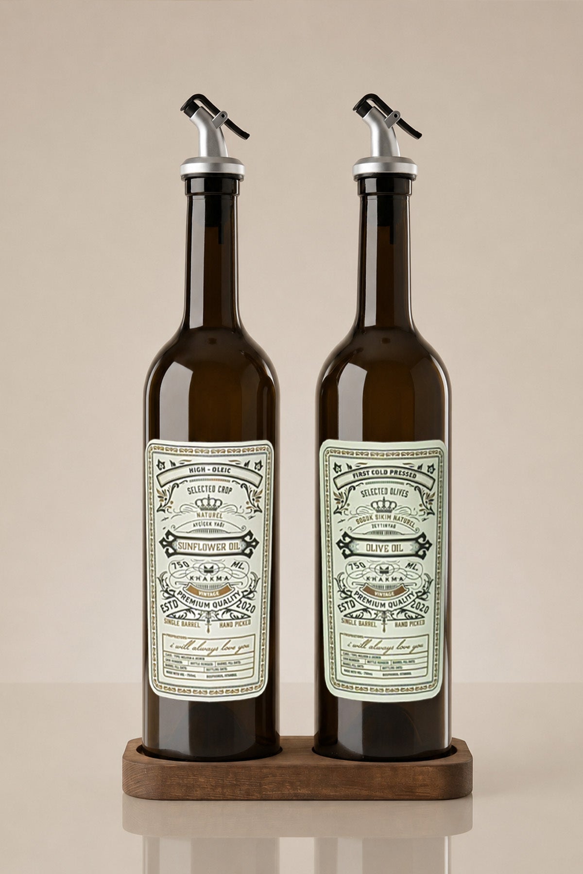 Açık fonda ahşap stand üzerinde vintage etiketli iki adet 750 ml koyu cam yağdanlık