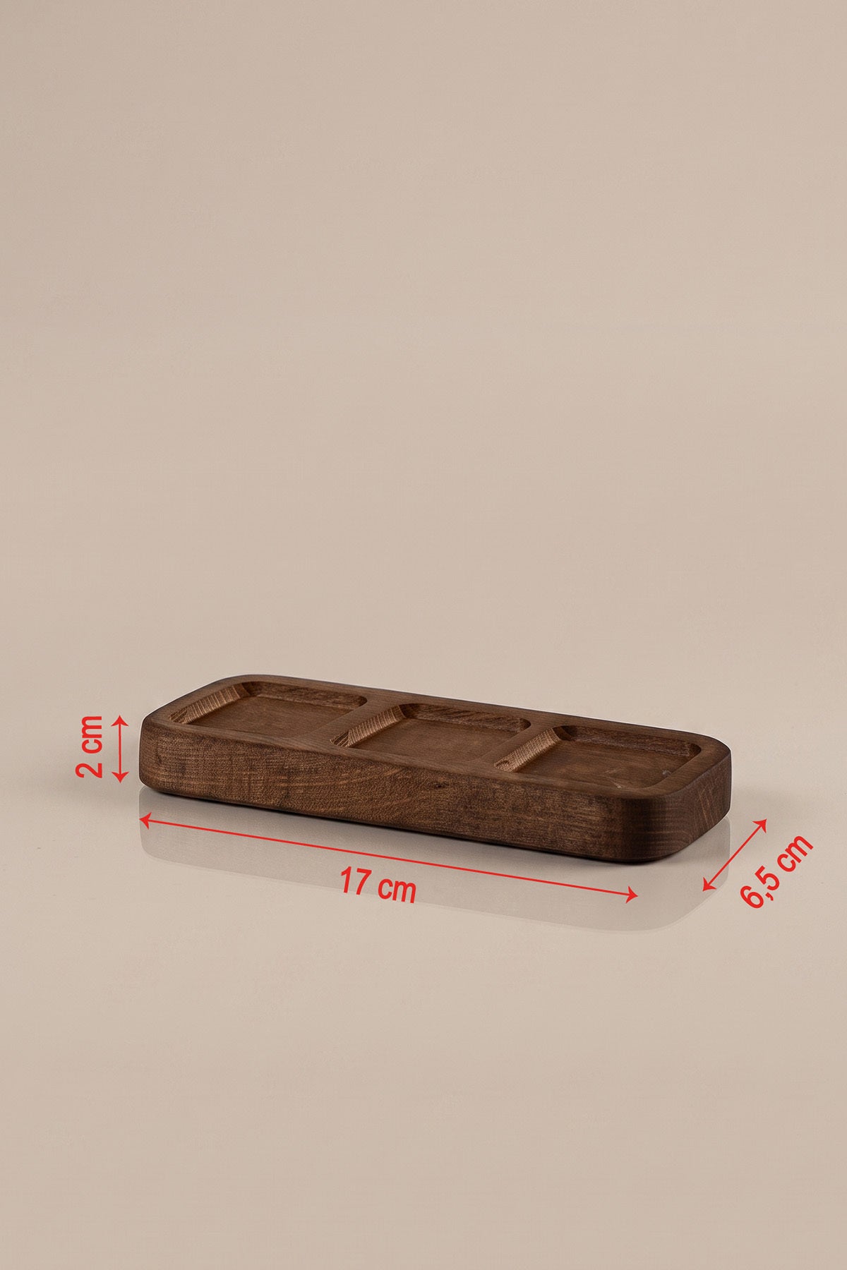 Üç bölmeli ahşap baharatlık standı, 17 x 6,5 x 2 cm ölçüleriyle
