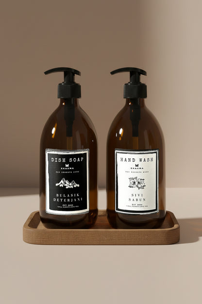 Yakın çekim: Dish Soap ve Hand Wash etiketli 500 ml amber cam sabunluklar