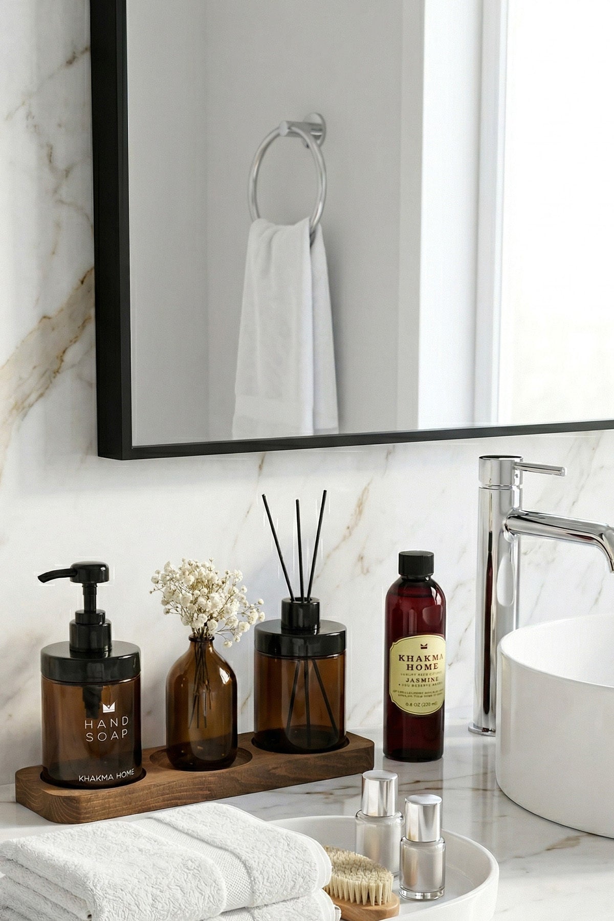 Ayna altındaki lavabo tezgâhında ahşap standlı amber banyo seti